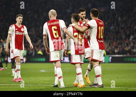 AMSTERDAM - (LR) Youri Baas d'Ajax, Owen Wijndal d'Ajax, Francisco Conceicao d'Ajax, Florian Grillitsch d'Ajax, Dusan Tadic d'Ajax célèbrent le 3-1 lors du match hollandais entre Ajax d'Amsterdam et le FC Emmen à l'arène Johan Cruijff à 16 avril 2023, aux pays-Bas. ANP MAURICE VAN STONE Banque D'Images
