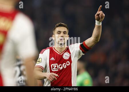 AMSTERDAM - Dusan Tadic d'Ajax célèbre l'année 3-1 lors du match de première ligue des pays-Bas entre Ajax Amsterdam et le FC Emmen à la Johan Cruijff Arena sur 16 avril 2023 à Amsterdam, pays-Bas. ANP MAURICE VAN STONE Banque D'Images