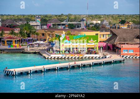 Cozumel, Mexique - 4 avril 2023 : vue sur l'horizon de Cozumel le long du port de croisière. Banque D'Images