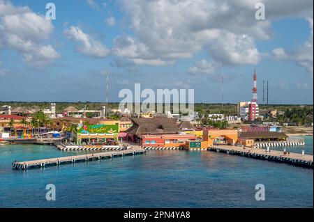 Cozumel, Mexique - 4 avril 2023 : vue sur l'horizon de Cozumel le long du port de croisière. Banque D'Images