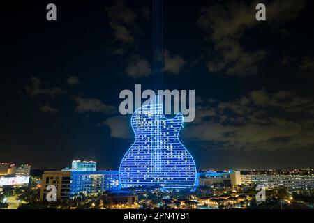 Vue aérienne du Seminole Hard Rock Hotel et de la structure du Casino en forme de guitare illuminés de lumières colorées au néon à Hollywood, Floride Banque D'Images