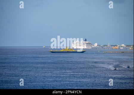 Cozumel, Mexique - 4 avril 2023 : vue sur le ferry au port près de Cozumel, Mexique. Banque D'Images