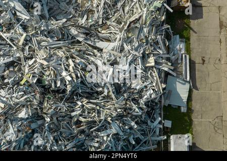 Vue aérienne d'une grande pile de ferraille de métal d'aluminium provenant de maisons brisées après que l'ouragan Ian a balayé la Floride. Recyclage des pièces cassées du mobile Banque D'Images