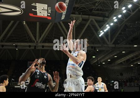 Bologne, Italie. 16th avril 2023. Toto Forray (Dolomiti energia Trento) pendant le championnat italien de basketball de LBA Segafredo Virtus Bologna vs. Dolomiti Energia Trento - Bologna, Italie, 16 avril 2023 à Segafredo Arena - photo: Michele Nucci crédit: Live Media Publishing Group/Alay Live News Banque D'Images