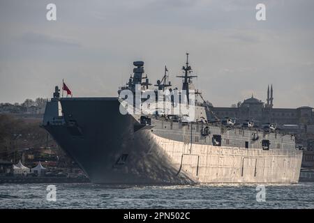 Istanbul, Turquie. 16th avril 2023. Le plus grand navire de guerre de Turquie, TCG Anadolu, a été vu amarré au port de Sarayburu. Premier véhicule aérien sans pilote armé (SIHA) au monde et plus grand navire de guerre de Turquie, le navire d'assaut amphibie polyvalent TCG Anadolu jette l'ancre au port de Sarayburu alors qu'il ouvre pour une visite publique à Istanbul en Turquie. TCG Anadolu sera ouvert pour la visite entre 17-23 avril. (Photo par Onur Dogman/SOPA Images/Sipa USA) crédit: SIPA USA/Alay Live News Banque D'Images