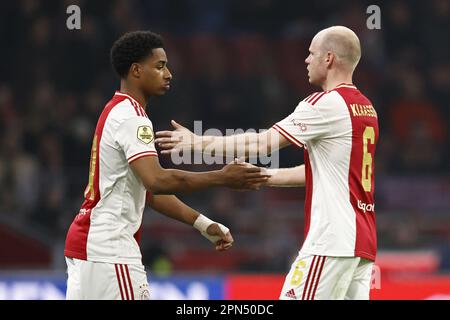AMSTERDAM - (LR) Silvano vos d'Ajax, Davy Klaassen d'Ajax lors du match de première ligue néerlandais entre Ajax Amsterdam et FC Emmen à l'arène Johan Cruijff sur 16 avril 2023 à Amsterdam, pays-Bas. ANP MAURICE VAN STONE Banque D'Images