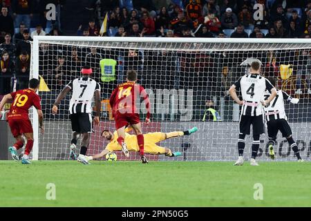 Rome, Italie. 16th avril 2023. Rui Patricio gardien de Roma sauve le coup de pénalité pendant le championnat italien Serie Un match de football entre COMME Roma et Udinese Calcio sur 16 avril 2023 au Stadio Olimpico à Rome, Italie - photo Federico Proietti/DPPI crédit: DPPI Media/Alay Live News Banque D'Images