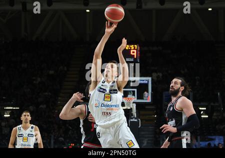 Bologne, Italie. 16th avril 2023. Matteo Spagnolo (Dolomiti energia Trento) pendant le championnat italien de basket-ball LBA Segafredo Virtus Bologna vs. Dolomiti Energia Trento - Bologna, Italie, 16 avril 2023 à Segafredo Arena - photo: Michele Nucci crédit: Agence de photo indépendante / Alay Live News Banque D'Images