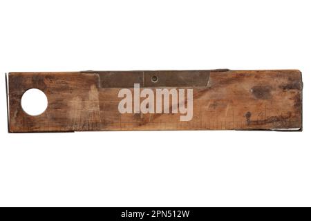 Règle de buis de menuisier antique avec niveau à bulle du 19th siècle isolé sur fond blanc. Banque D'Images