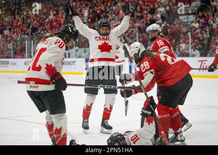 Natalie Spooner célèbre un but au championnat du monde de hockey féminin à Brampton, Ontario Canada. Jeu de demi-finales au CAA Centre. Banque D'Images