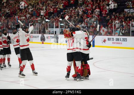 Les joueurs d'équipe Canada célèbrent la victoire au championnat du monde de hockey féminin à Brampton, Ontario Canada. Jeu de demi-finales au CAA Centre. Banque D'Images