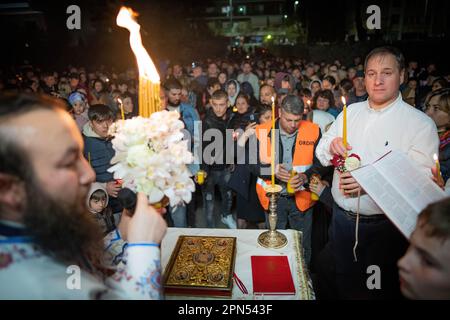 PR. Daniel officiant la cérémonie religieuse avec les fidèles qui aident dans le silence. Les fidèles de la paroisse de l'Annonciation, l'église fréquentée par les Roumains de la foi orthodoxe d'Ostia Lido, participent au rituel du feu sacré. Le rite du feu sacré, le samedi Saint des Églises qui suivent le calendrier Julien, au plus haut du Triduum de Pâques pour les fidèles orthodoxes du monde entier, A eu lieu de la même façon pendant au moins six siècles et date de l'Église de Constantine, au 4th siècle. C'est la suggestion de la flamme t Banque D'Images