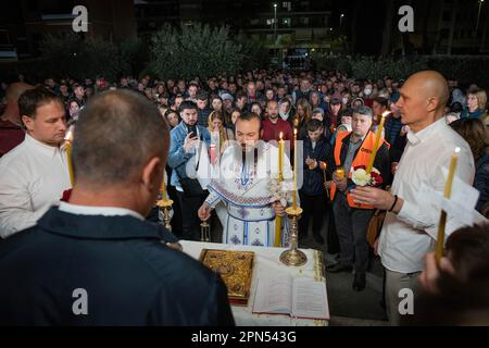 PR. Daniel officiant la cérémonie religieuse avec les fidèles qui aident dans le silence. Les fidèles de la paroisse de l'Annonciation, l'église fréquentée par les Roumains de la foi orthodoxe d'Ostia Lido, participent au rituel du feu sacré. Le rite du feu sacré, le samedi Saint des Églises qui suivent le calendrier Julien, au plus haut du Triduum de Pâques pour les fidèles orthodoxes du monde entier, A eu lieu de la même façon pendant au moins six siècles et date de l'Église de Constantine, au 4th siècle. C'est la suggestion de la flamme t Banque D'Images