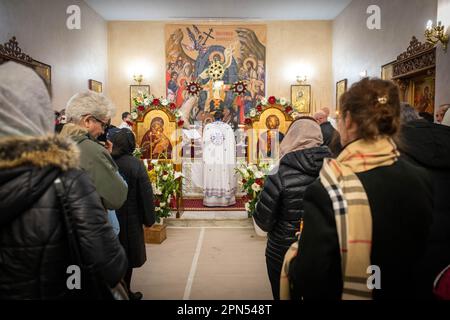 PR. Daniel officiant la cérémonie religieuse avec les fidèles qui aident dans le silence. Les fidèles de la paroisse de l'Annonciation, l'église fréquentée par les Roumains de la foi orthodoxe d'Ostia Lido, participent au rituel du feu sacré. Le rite du feu sacré, le samedi Saint des Églises qui suivent le calendrier Julien, au plus haut du Triduum de Pâques pour les fidèles orthodoxes du monde entier, A eu lieu de la même façon pendant au moins six siècles et date de l'Église de Constantine, au 4th siècle. C'est la suggestion de la flamme t Banque D'Images