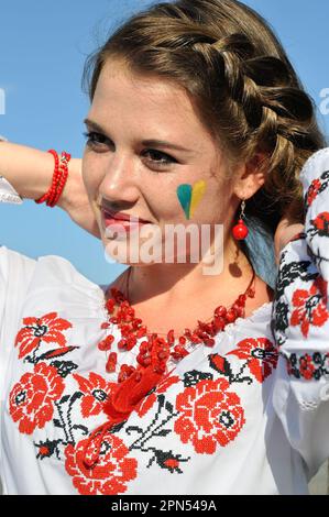 portrait extérieur de la jeune femme ukrainienne dans des vêtements traditionnels ukrainiens Banque D'Images