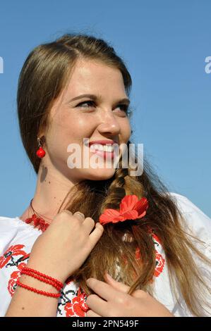 portrait extérieur de la jeune femme ukrainienne dans des vêtements traditionnels ukrainiens Banque D'Images
