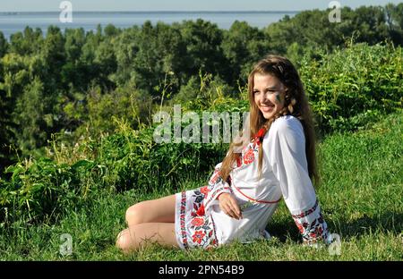 portrait extérieur de la jeune femme ukrainienne dans des vêtements traditionnels ukrainiens Banque D'Images