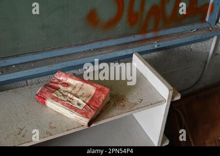 Une copie en décades des aventures de Huckleberry Finn est laissée dans une salle de classe d'une école abandonnée depuis 2001. Banque D'Images