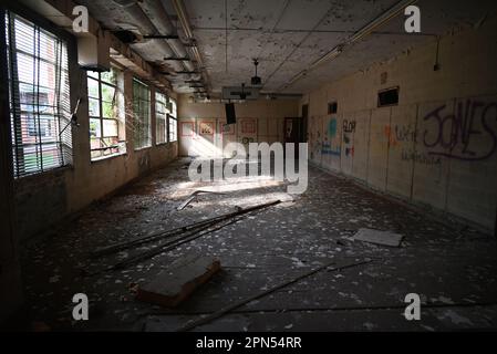 Une salle de classe en décomposition dans une école qui a été abandonnée depuis 2001. Banque D'Images