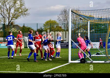 Teesside, Royaume-Uni. 16 avril 2023. Middlesbrough a frappé la barre transversale pendant le Middlesbrough Women FC et le Barnsley Women’s FC dans la FA Women’s National League Division One North. Les visiteurs ont gagné 0-2 au Map Group UK Stadium à Stockton-on-Tees malgré une bonne performance de la part de la maison. Crédit : Teesside Snapper/Alamy Live News Banque D'Images