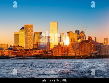 Vue de Canary Wharf pendant le coucher du soleil , centre financier à Londres au coucher du soleil Banque D'Images