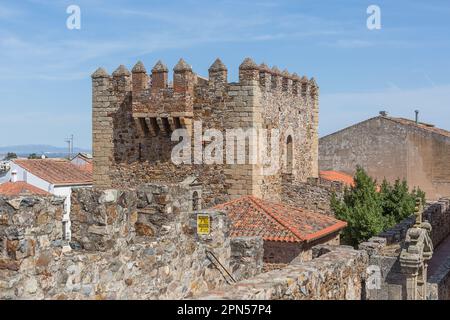 Cáceres Espagne - 09 12 2021: Vue sur la forteresse médiévale et la tour Bujaco, l'emblématique Torre Bujaco, un bâtiment du patrimoine sur la Plaza Mayor dans la ville de Cáceres do Banque D'Images