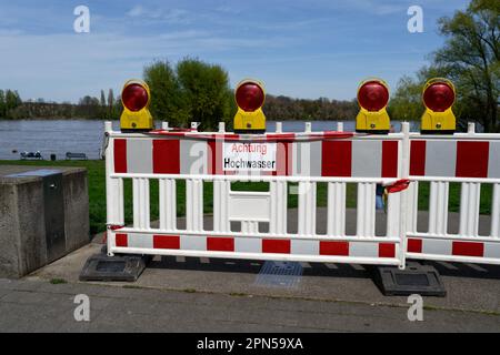 Balise barrière avec voyant et inscription « Achtung Hochwasser » (avertissement de haute eau) sur le rhin près de cologne Banque D'Images