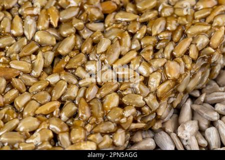 Graines de tournesol frites à la mélasse sucrée de betterave à sucre, délicieux kozinak oriental à base de graines de tournesol, mélasse et miel Banque D'Images