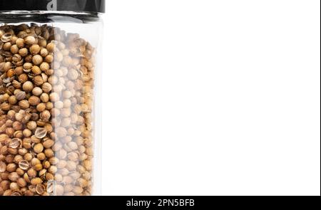 Graines de coriandre séchées bio Coriandrum sativum en pot pour assaisonnements et épices sur fond blanc. Ingrédient pour la préparation Banque D'Images
