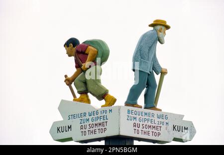 Panneau de direction en bois pour le sommet de Rigi Kulm sur le mont Rigi au-dessus de Weggis, Lucerne, Suisse indiquant des itinéraires de marche faciles et plus difficiles Banque D'Images