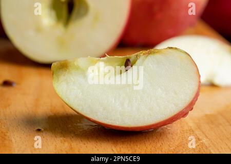 Couper la pomme sur une planche à découper, la pomme mûre croustillante et juteuse coupée en morceaux sur une planche à découper Banque D'Images