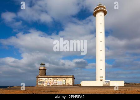 Faro de Punta Pechiguera, l'ancien et le nouveau phare à la pointe sud de Lanzarote, Lanzarote, Canary Island, Espagne Banque D'Images