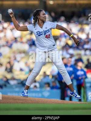 Los Angeles, Californie, États-Unis. 15th avril 2023. Pour célébrer l'héritage de Jackie Robinson, sa petite-fille, l'actrice AYO ROBINSON, a lancé le premier terrain de cérémonie avant le match de Dodger contre les Chicago Cubs au Dodger Stadium de Los Angeles. Les Dodgers ainsi que tous les joueurs de base-ball de la Ligue majeure ont porté le numéro 42 sur ses maillots en bleu Dodger pour célébrer la vie et l'héritage de la légende du Baseball Hall of Fame. C'est le 76th anniversaire de Robinson qui brise la barrière de couleur de MLB. Sur 15 avril 1947, Robinson a commencé pour les Dodgers de Brooklyn, devenant le premier afro-américain à jouer Banque D'Images