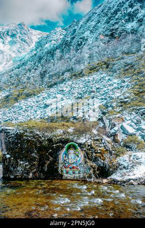 Sculptures en pierre peintes de statues de Bouddha tibétain dans les hautes montagnes du Sichuan occidental, Chine, très majestueux Banque D'Images