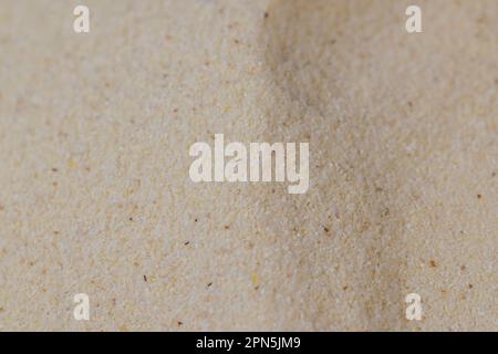 Semoule dispersée sur la table de cuisine, une grande quantité de semoule dispersée sur la table de cuisine Banque D'Images