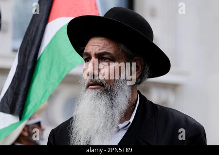 Londres, Royaume-Uni. 16th avril 2023. La marche Al-Quds a eu lieu entre le bureau d'accueil et Whitehall, qui a eu lieu chaque année près du dernier vendredi du ramadan. L'événement a commencé à s'opposer aux politiques israéliennes discriminatoires, au sionisme et à la solidarité avec le peuple palestinien. Une petite contre-manifestation israélienne a été maintenue séparée de la marche par des policiers. Crédit : onzième heure Photographie/Alamy Live News Banque D'Images