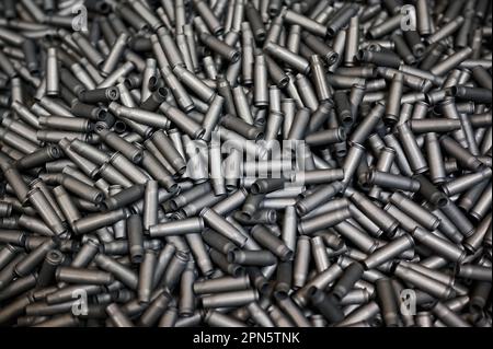 Boîtiers gris en conteneur à l'usine de production de blindés Banque D'Images