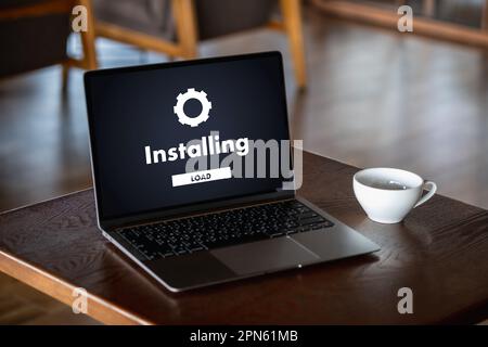 Homme installant la mise à jour de logiciel sur les communications de technologie numérique de téléphone mobile et d'ordinateur portable Banque D'Images