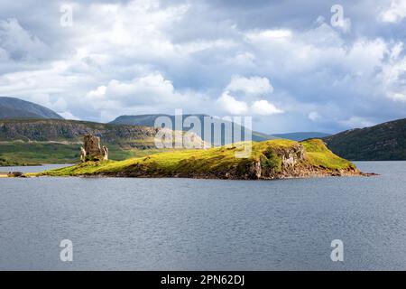 Vue sur le château d'Ardvreck en face du lac depuis le nord. Banque D'Images