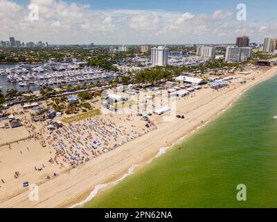 fort Lauderdale, FL, Etats-Unis - 16 avril 2023: Photo aérienne Festival de musique de Tortuga sur la plage de fort Lauderdale, FL Banque D'Images