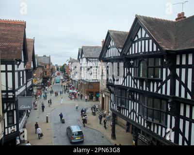 Chester, Angleterre, 09 août 2010 : vue des touristes sur Foregate Street, Chester, Royaume-Uni Banque D'Images