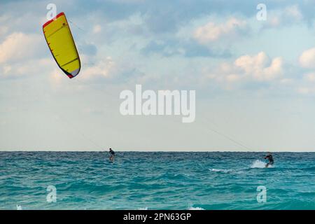 Varadero, Cuba. 29 novembre 2019: Kite surf sur la mer bleue en arrière-plan de beaux nuages Banque D'Images