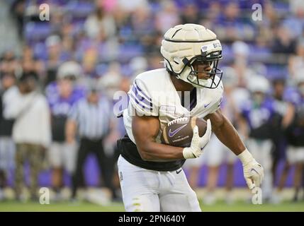 Fort Worth, Texas, États-Unis. 14th avril 2023. TCU Horned Frogs en cours de retour Trent Battle (17) court avec le ballon pendant le semmage printanier de NCAA football au stade Amon G. carter de fort Worth, Texas. Matthew Lynch/CSM/Alamy Live News Banque D'Images