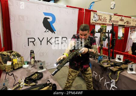 INDIANAPOLIS, INDIANA - 15 AVRIL : Ron Holmes présente de l'équipement à un invité au stand de Ryker USA, Inc. Lors des réunions et expositions annuelles de la National Rifle Association au centre de congrès de l'Indiana sur 15 avril 2023 à Indianapolis, Indiana. La convention, qui devrait attirer environ 70 000 invités a ouvert vendredi. (Photo de Jeremy Hogan/The Bloomingtonian) Banque D'Images