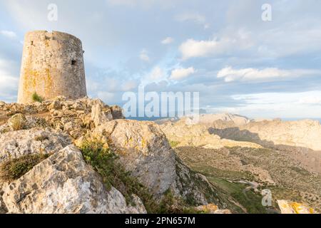 La tourelle à canon sur la falaise du Cap Formetor sur Majorque Banque D'Images