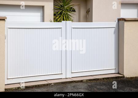 portail en plastique blanc moderne portail en polyvinyle chlorure de vinyle avec lames de panneau pvc carré dans la ville banlieue maison rue Banque D'Images