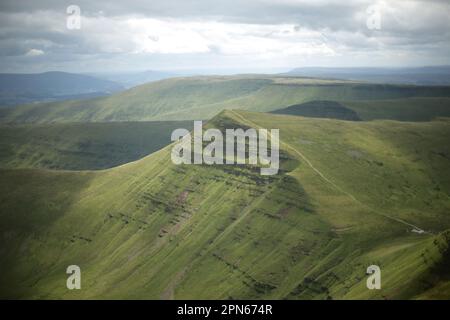 Photo du dossier datée du 12/07/16 du sommet de la montagne de Cribyn vu de Pen y Fan, dans le parc national de Brecon Beacons, pays de Galles, comme le parc national change de nom comme réponse directe à la crise climatique et écologique, a déclaré Catherine Mealing-Jones, la directrice générale du parc. Banque D'Images