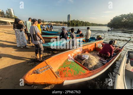 Pont Yayasan Sabah Likas Bay Kota Kinabalu Sabah Borneo Malaisie achat et vente de poisson Banque D'Images