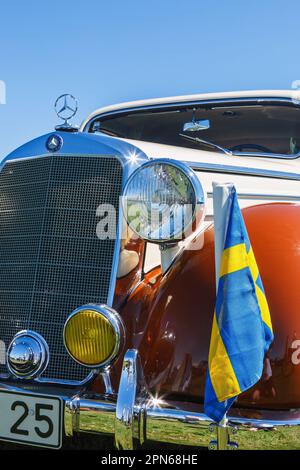 Drapeau suédois sur une vieille Mercedes-Benz Banque D'Images
