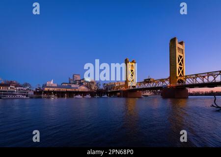 Une vue de Tower Bridge au coucher du soleil à Sacramento, Californie Banque D'Images